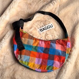 BAGGU Medium Crescent in Madras